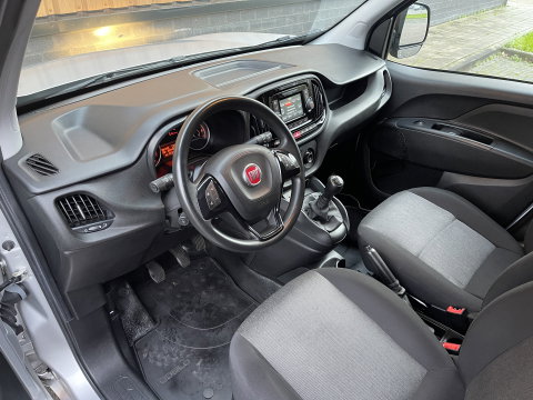 Fiat Doblò 1.3 MJ L1 | Marge! | Trekhaak | Navigatie | Airconditioning | Cruise Control | Bluetooth | DAB | Multifunctioneel Stuurwiel | Elektrische Spiegels | Elektrische Ramen |