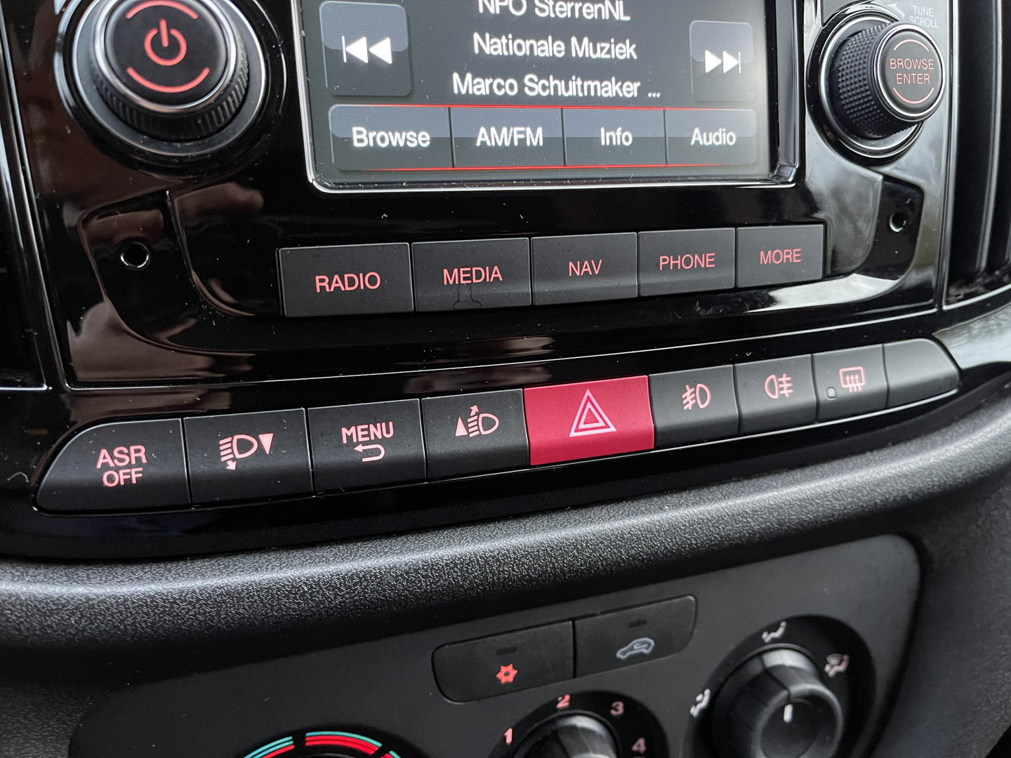 Fiat Doblò 1.3 MJ L1 | Marge! | Trekhaak | Navigatie | Airconditioning | Cruise Control | Bluetooth | DAB | Multifunctioneel Stuurwiel | Elektrische Spiegels | Elektrische Ramen |