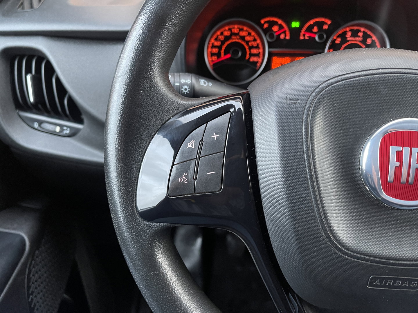 Fiat Doblò 1.3 MJ L1 | Marge! | Trekhaak | Navigatie | Airconditioning | Cruise Control | Bluetooth | DAB | Multifunctioneel Stuurwiel | Elektrische Spiegels | Elektrische Ramen |