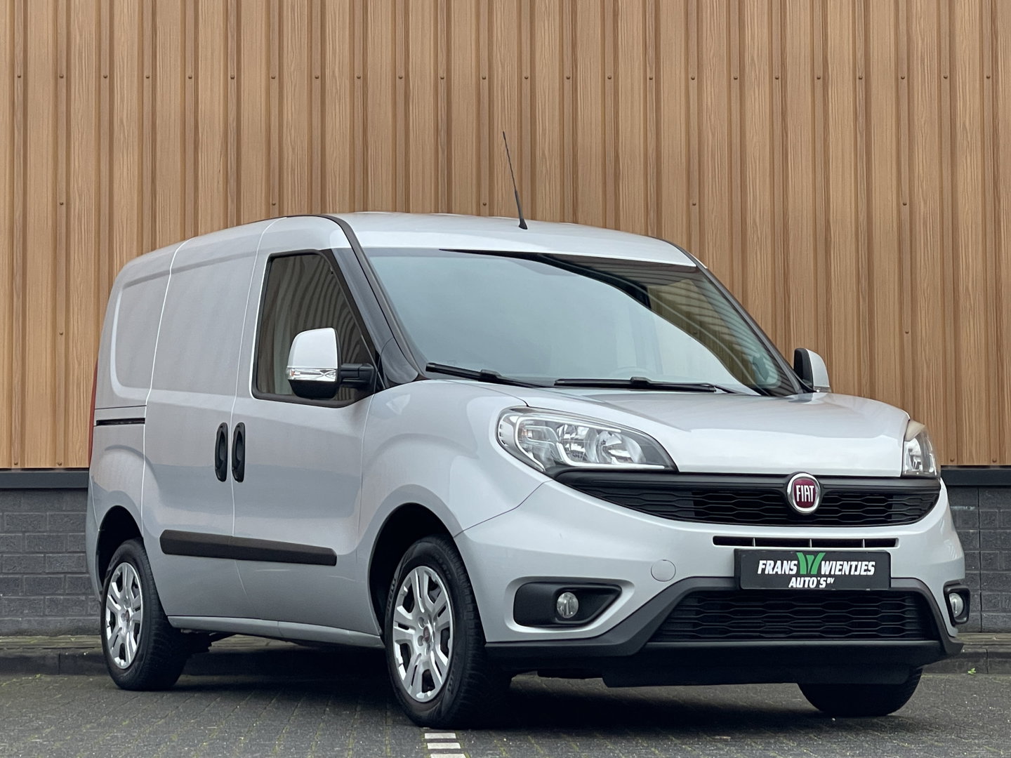 Fiat Doblò 1.3 MJ L1 | Marge! | Trekhaak | Navigatie | Airconditioning | Cruise Control | Bluetooth | DAB | Multifunctioneel Stuurwiel | Elektrische Spiegels | Elektrische Ramen |