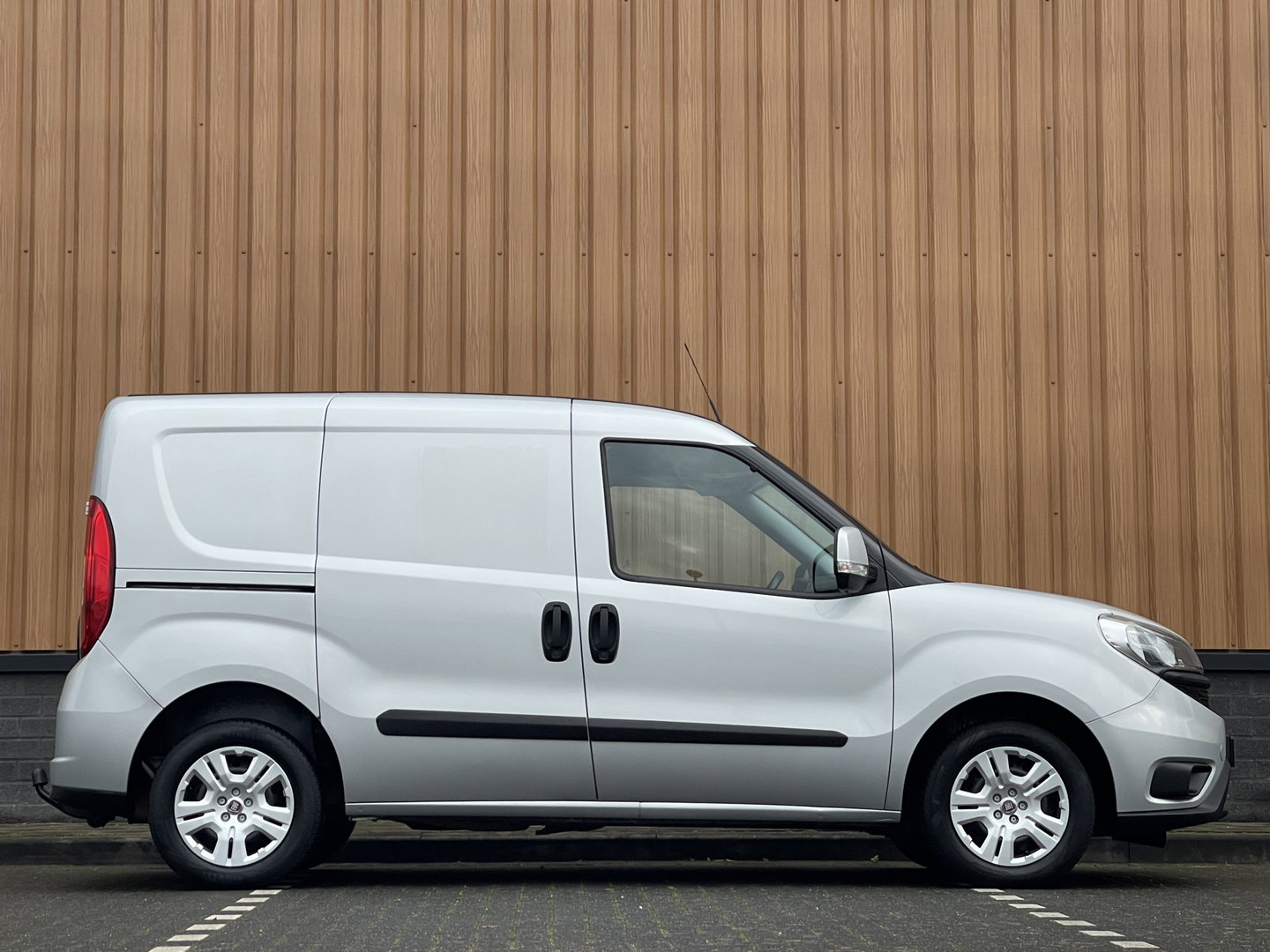Fiat Doblò 1.3 MJ L1 | Marge! | Trekhaak | Navigatie | Airconditioning | Cruise Control | Bluetooth | DAB | Multifunctioneel Stuurwiel | Elektrische Spiegels | Elektrische Ramen |