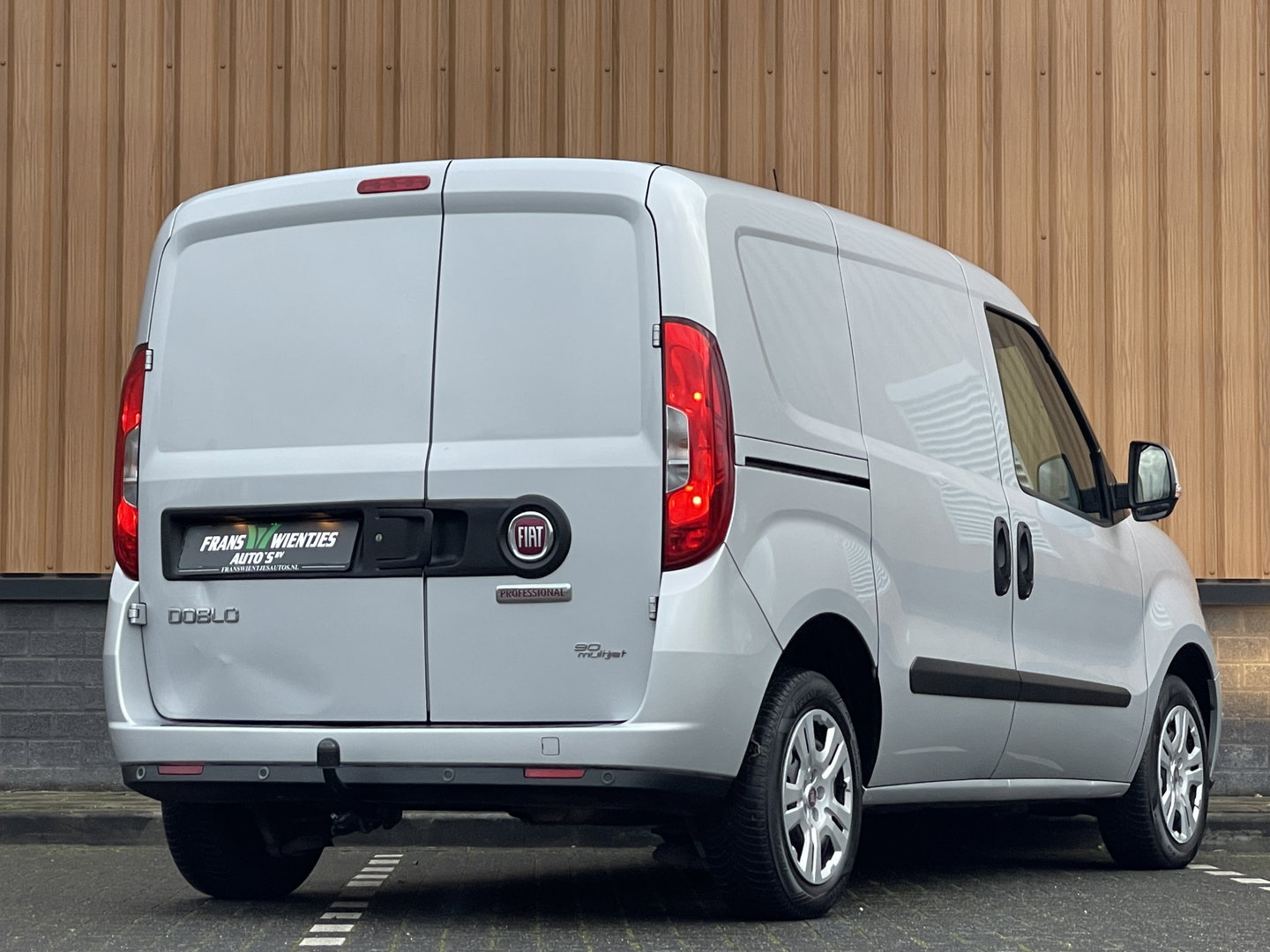 Fiat Doblò 1.3 MJ L1 | Marge! | Trekhaak | Navigatie | Airconditioning | Cruise Control | Bluetooth | DAB | Multifunctioneel Stuurwiel | Elektrische Spiegels | Elektrische Ramen |