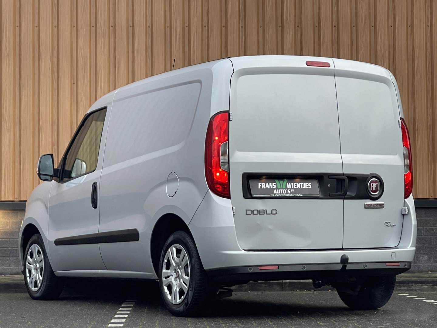 Fiat Doblò 1.3 MJ L1 | Marge! | Trekhaak | Navigatie | Airconditioning | Cruise Control | Bluetooth | DAB | Multifunctioneel Stuurwiel | Elektrische Spiegels | Elektrische Ramen |