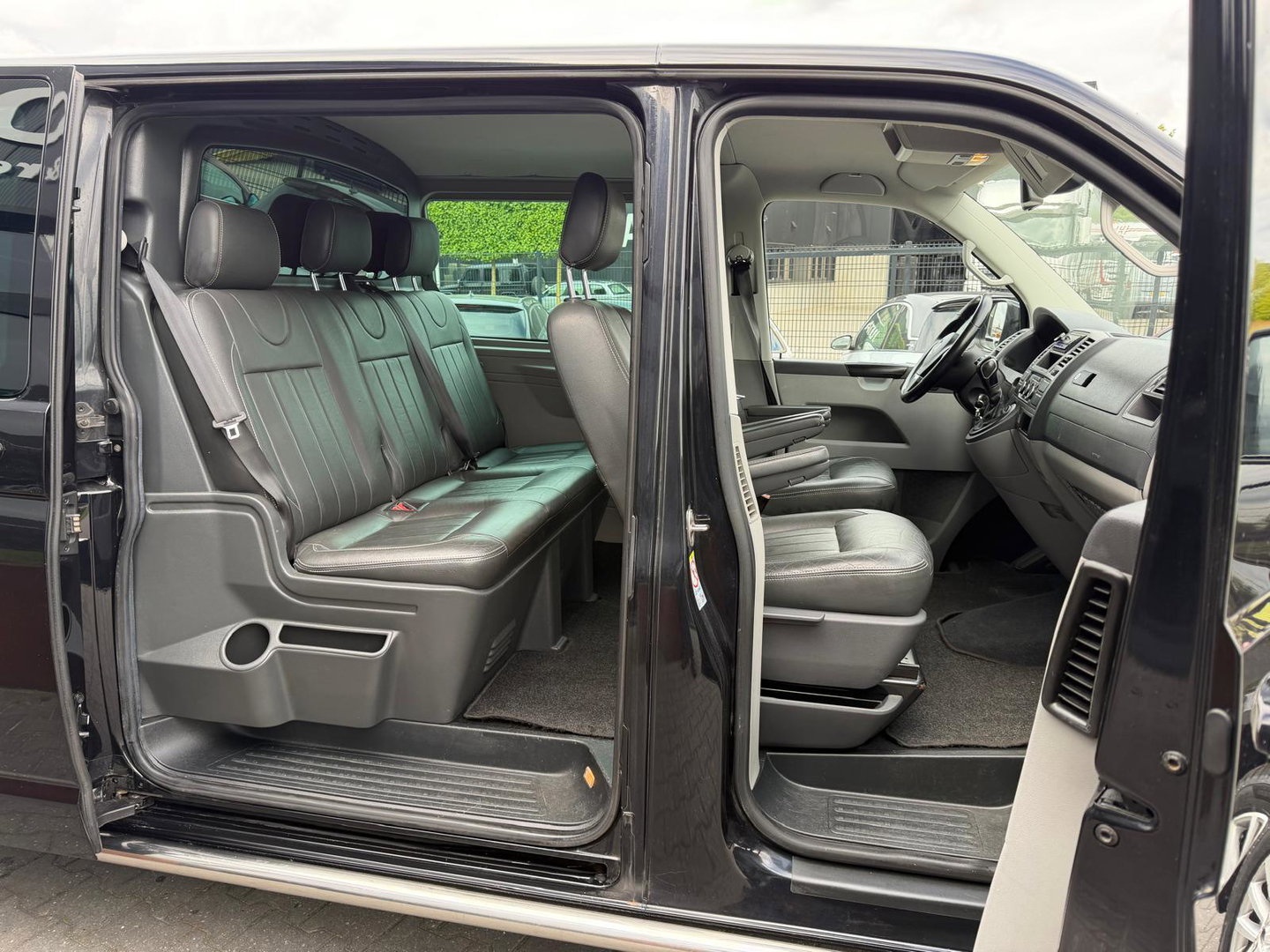 Volkswagen Transporter 2.0 TDI L2H1 DC Automaat Leer Zwart