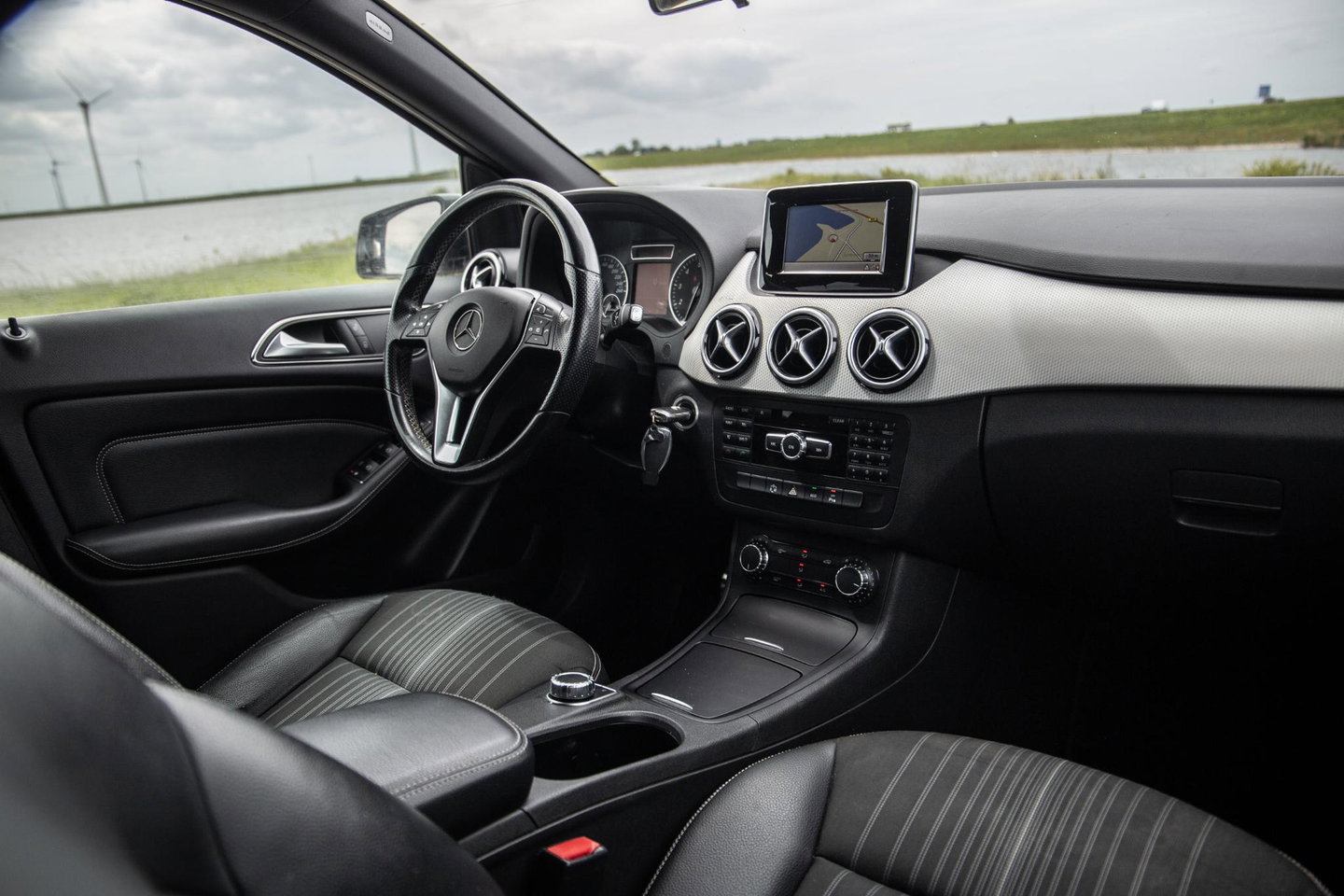 Mercedes-Benz B-Klasse 180 Ambition AUTOMAAT / CRUISE CONTROLE / NAVI / TREKHAAK / LEER