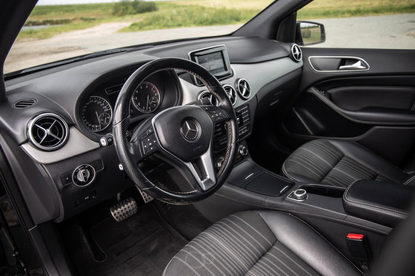 Mercedes-Benz B-Klasse 180 Ambition AUTOMAAT / CRUISE CONTROLE / NAVI / TREKHAAK / LEER