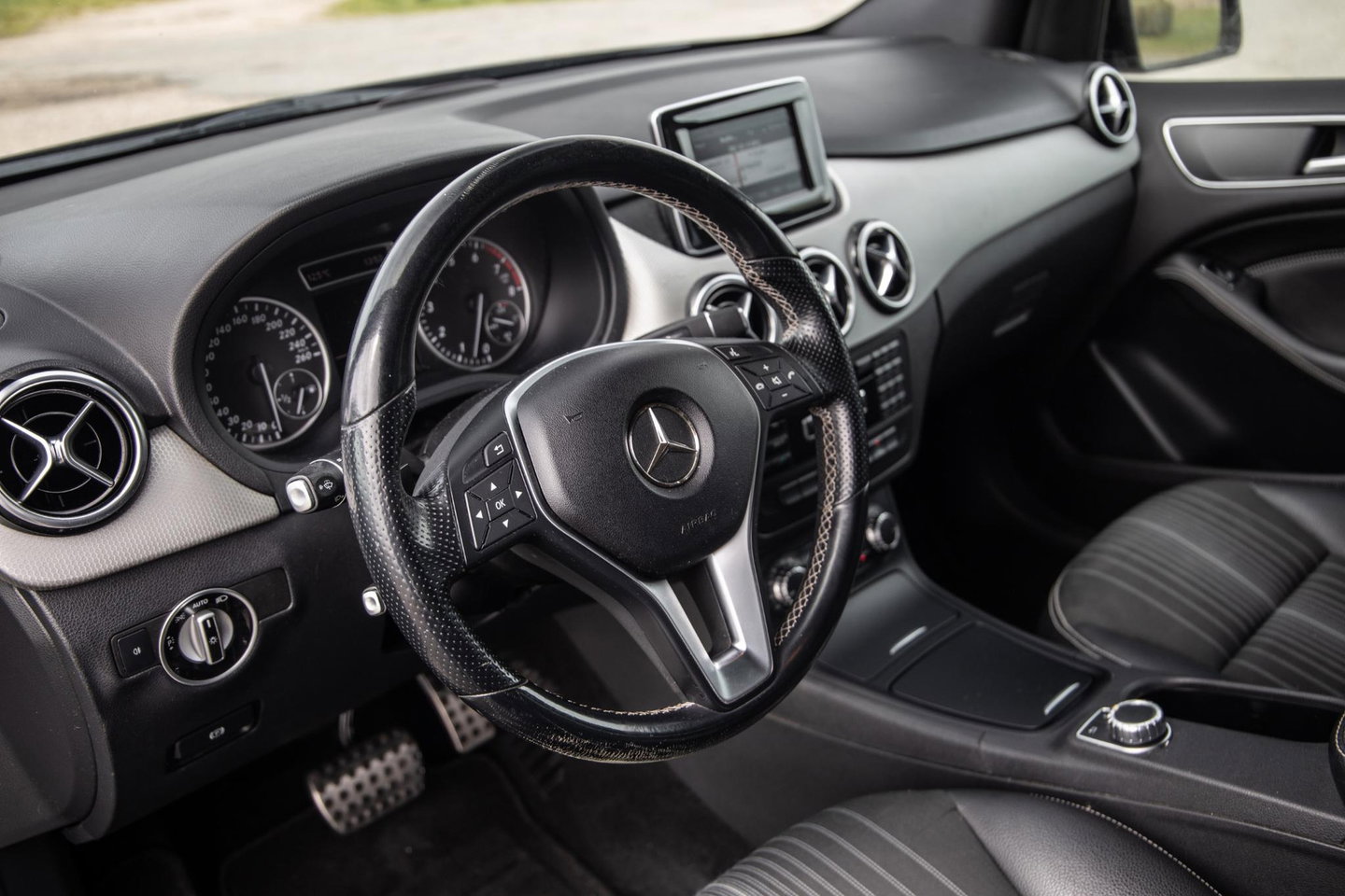 Mercedes-Benz B-Klasse 180 Ambition AUTOMAAT / CRUISE CONTROLE / NAVI / TREKHAAK / LEER