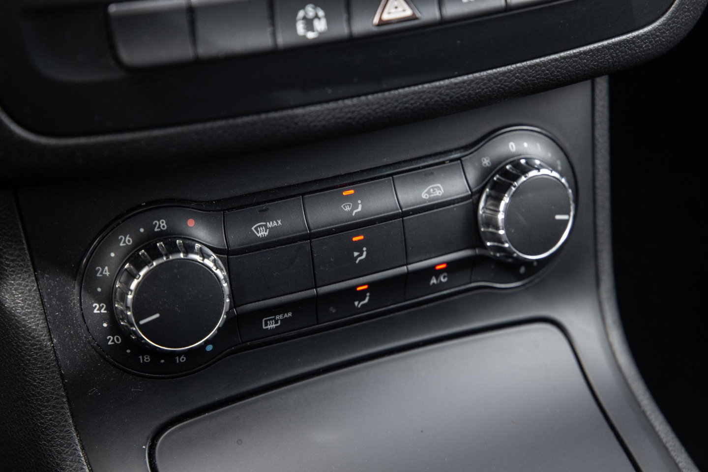Mercedes-Benz B-Klasse 180 Ambition AUTOMAAT / CRUISE CONTROLE / NAVI / TREKHAAK / LEER