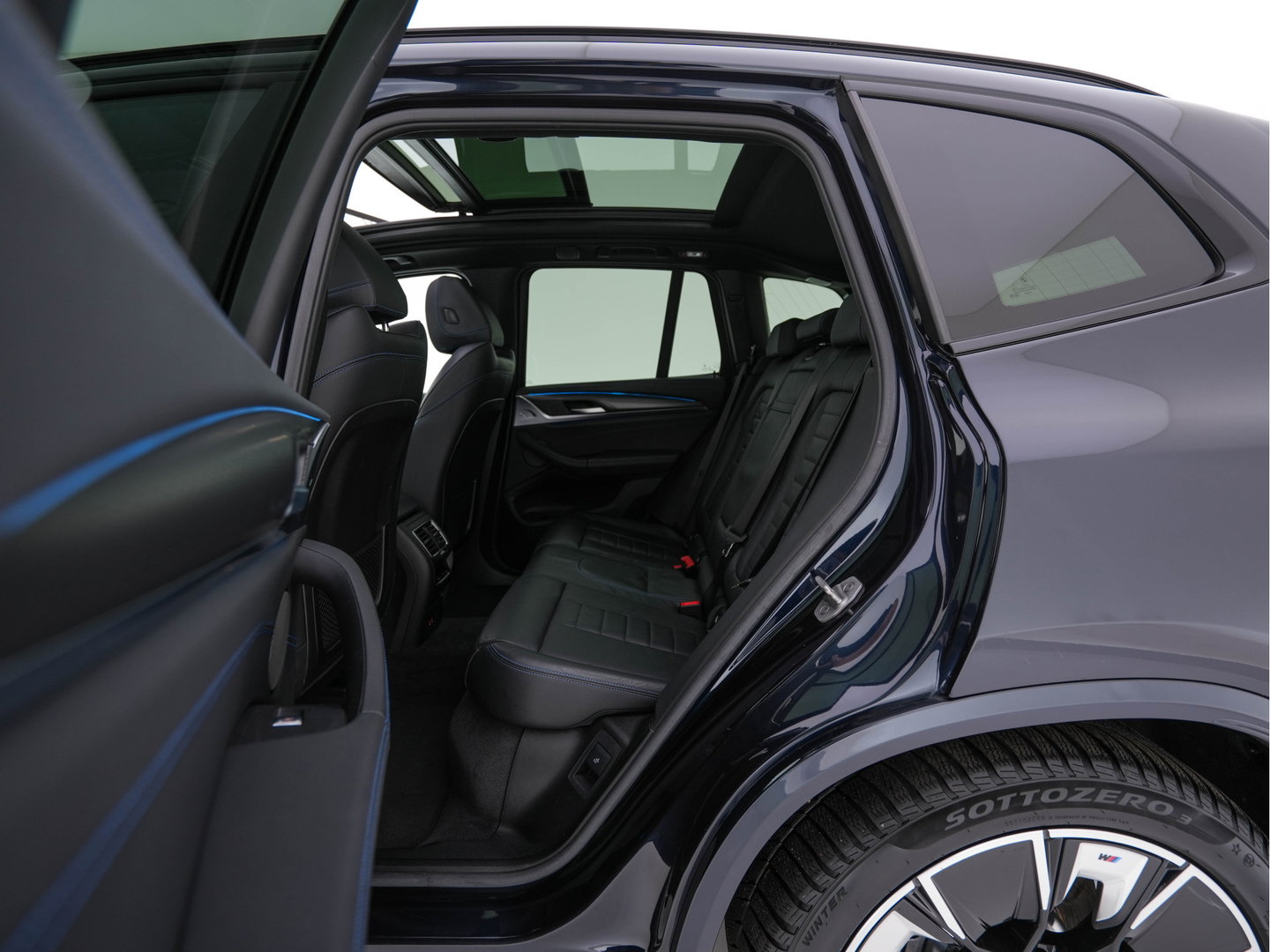 BMW iX3 High Executive 80 kWh Facelift [ 3-Fase-11kW) ] {SOH-100%} (INCL-BTW) Aut. *PANO | LEATHER | ADAPTIVE-CRUISE | FULL-LED | HARMAN/KARDON | TOPVIEW | MEMORY-PACK | BLINDSPOT | DIGI-COCKPIT | HEATED-COMFORTSEATS | DAB+ | NAVI-FULLMAP | HEAD-UP | 20''ALU