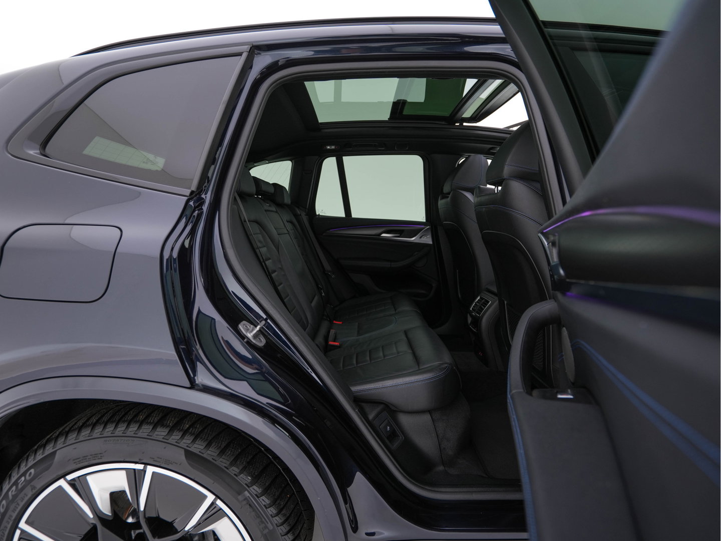 BMW iX3 High Executive 80 kWh Facelift [ 3-Fase-11kW) ] {SOH-100%} (INCL-BTW) Aut. *PANO | LEATHER | ADAPTIVE-CRUISE | FULL-LED | HARMAN/KARDON | TOPVIEW | MEMORY-PACK | BLINDSPOT | DIGI-COCKPIT | HEATED-COMFORTSEATS | DAB+ | NAVI-FULLMAP | HEAD-UP | 20''ALU