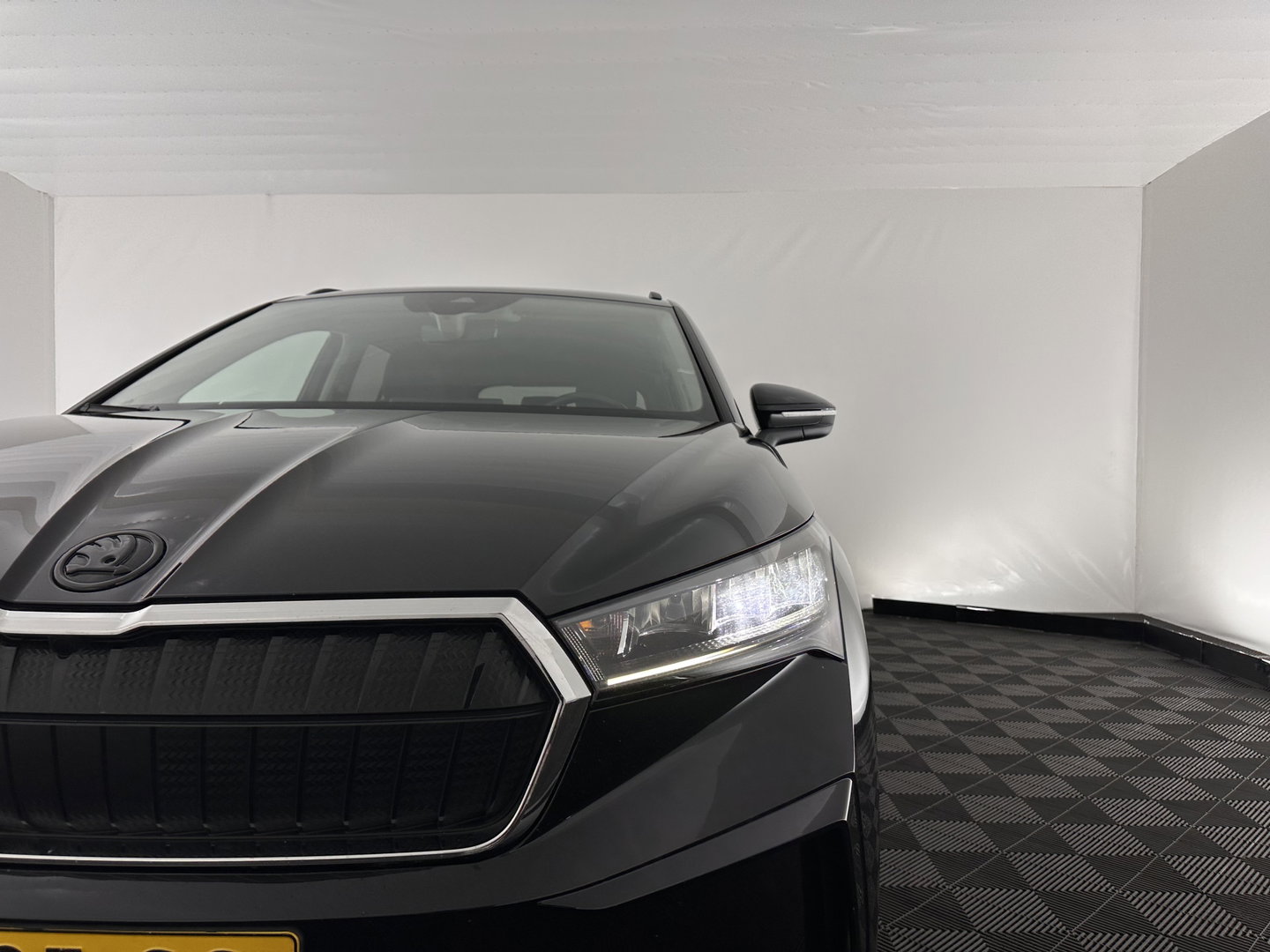 Škoda Enyaq iV 60 [ 3-Fase-11kW ] {SOH-88%} (INCL-BTW) *LEATHER-FABRIC | FULL-LED | DIGI-COCKPIT | CAMERA | KEYLESS | NAVI-FULLMAP | AMBIENTLIGHT | ECC | HEATED-COMFORTSEATS | PRIVACY-GLASS | DAB+ | PDC | CRUISE | 19"ALU*
