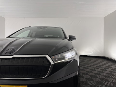 Škoda Enyaq iV 60 [ 3-Fase-11kW ] {SOH-88%} (INCL-BTW) *LEATHER-FABRIC | FULL-LED | DIGI-COCKPIT | CAMERA | KEYLESS | NAVI-FULLMAP | AMBIENTLIGHT | ECC | HEATED-COMFORTSEATS | PRIVACY-GLASS | DAB+ | PDC | CRUISE | 19"ALU*