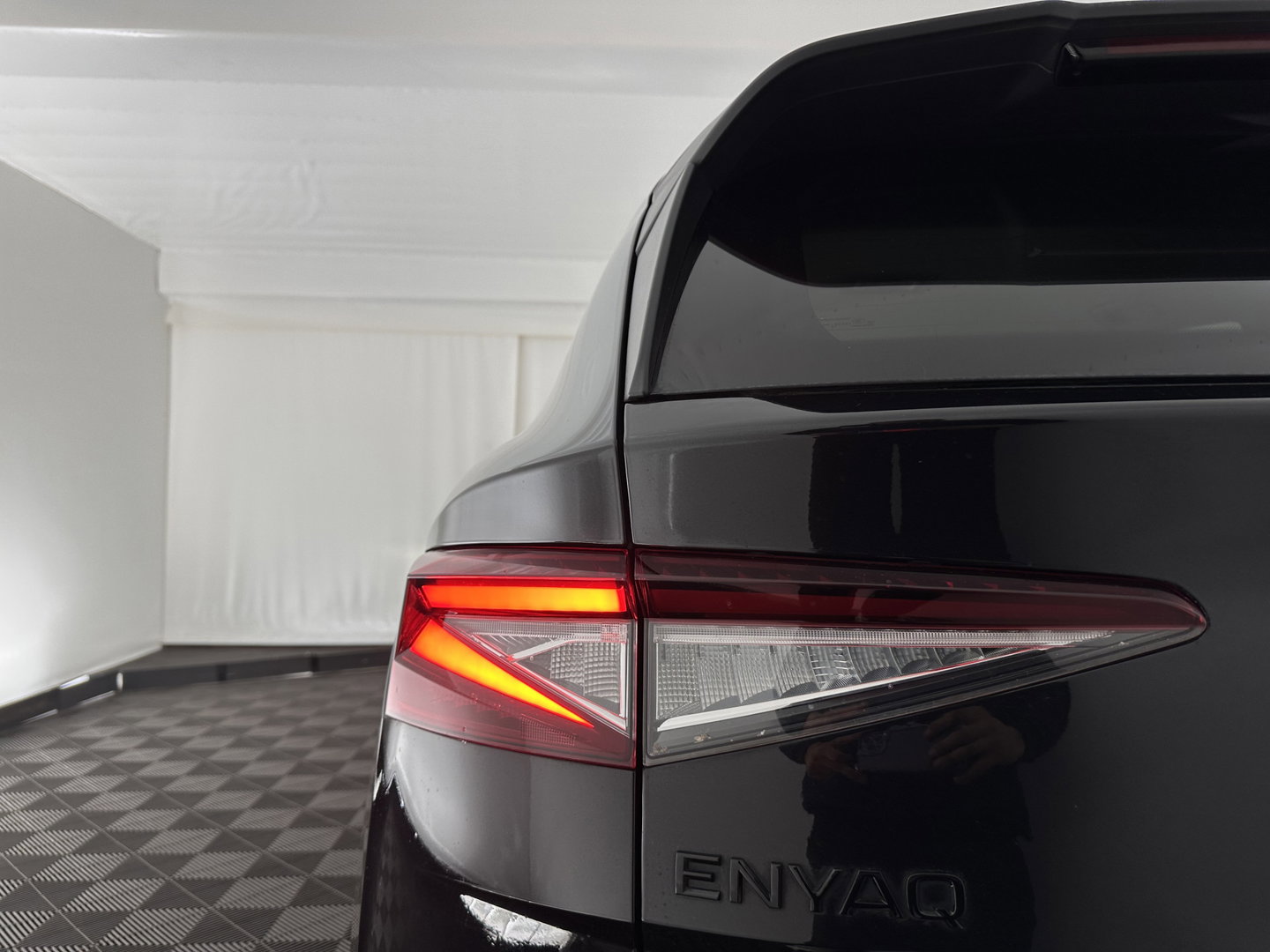 Škoda Enyaq iV 60 [ 3-Fase-11kW ] {SOH-88%} (INCL-BTW) *LEATHER-FABRIC | FULL-LED | DIGI-COCKPIT | CAMERA | KEYLESS | NAVI-FULLMAP | AMBIENTLIGHT | ECC | HEATED-COMFORTSEATS | PRIVACY-GLASS | DAB+ | PDC | CRUISE | 19"ALU*