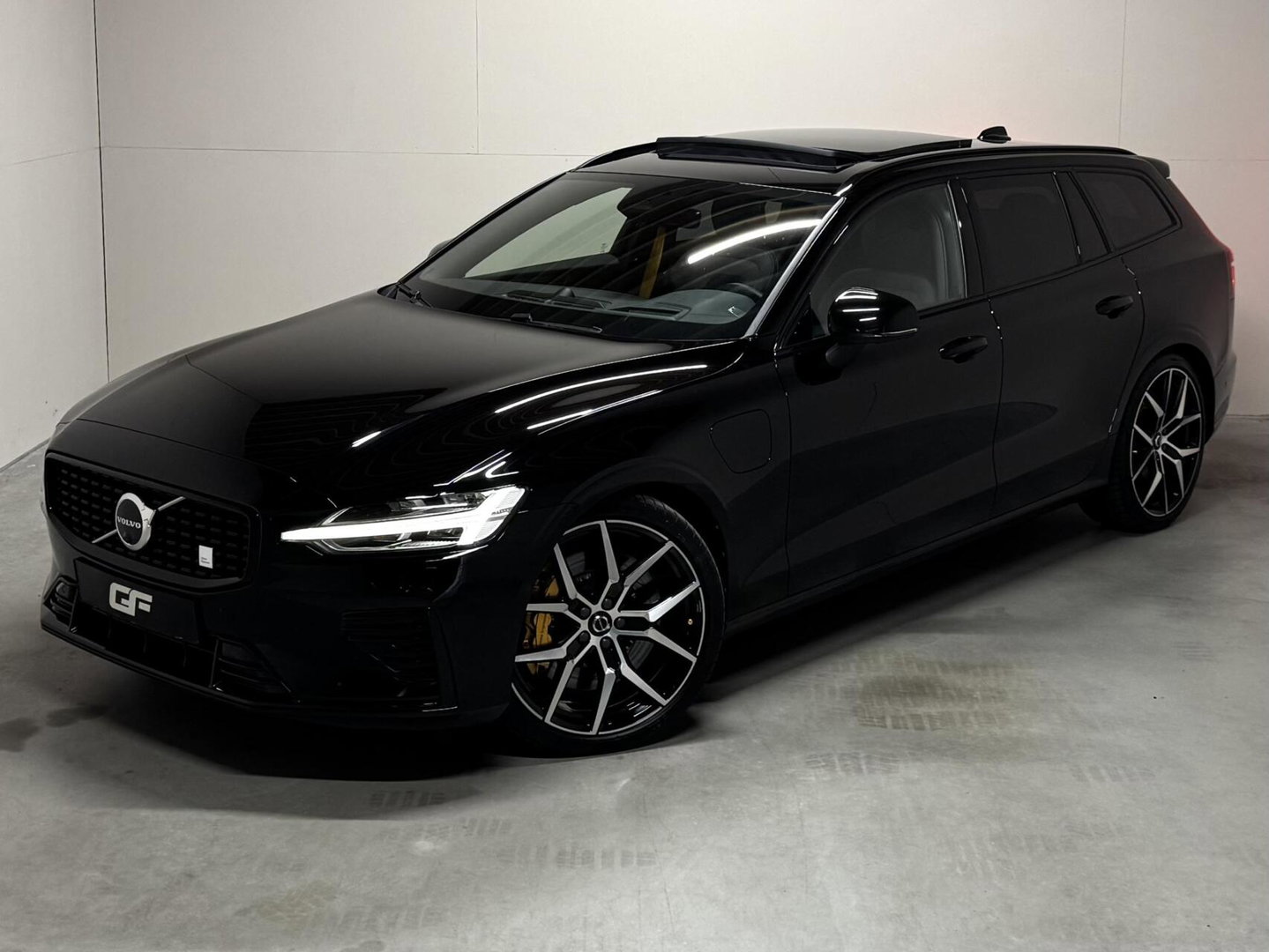 Volvo V60 2.0 T8 Plug-in hybrid AWD Polestar Engineered B&W