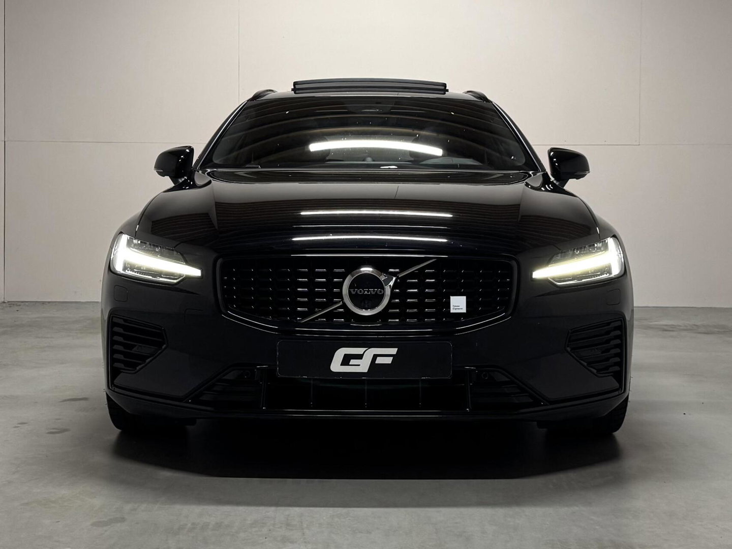 Volvo V60 2.0 T8 Plug-in hybrid AWD Polestar Engineered B&W
