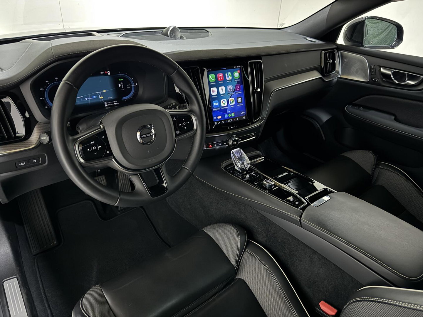 Volvo V60 2.0 T8 Plug-in hybrid AWD Polestar Engineered B&W