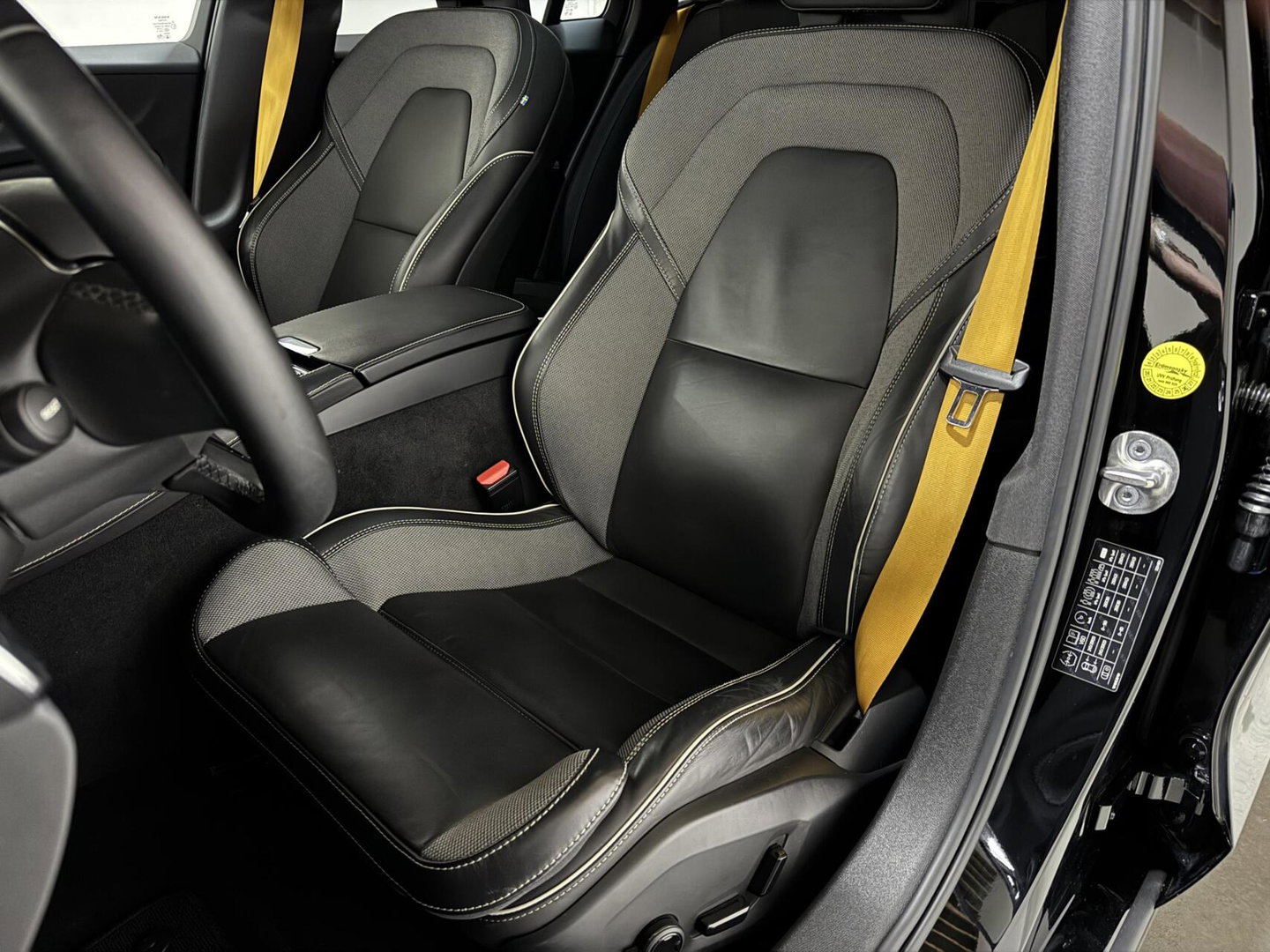 Volvo V60 2.0 T8 Plug-in hybrid AWD Polestar Engineered B&W