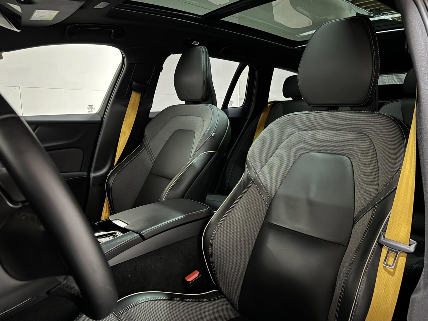 Volvo V60 2.0 T8 Plug-in hybrid AWD Polestar Engineered B&W