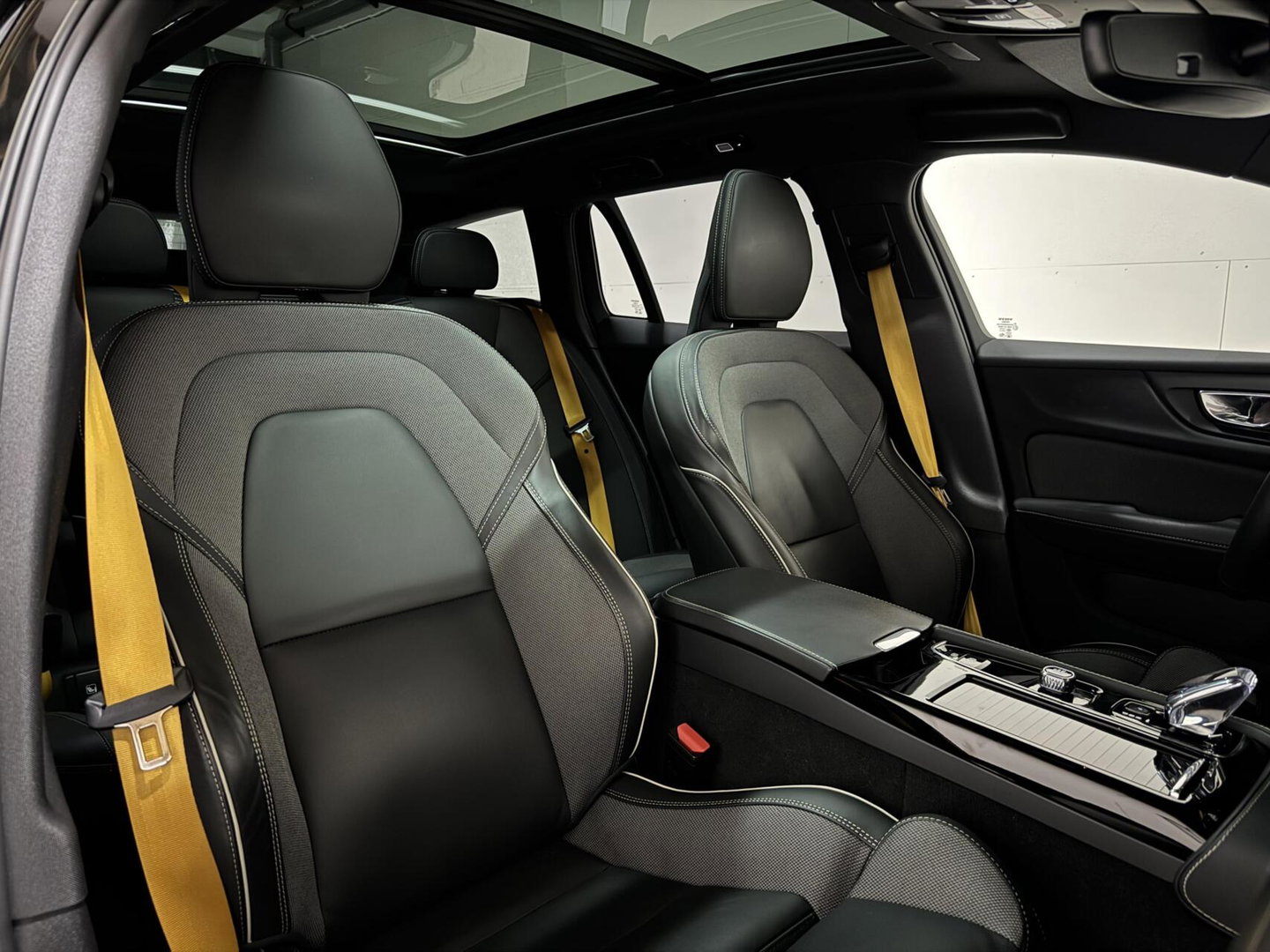 Volvo V60 2.0 T8 Plug-in hybrid AWD Polestar Engineered B&W