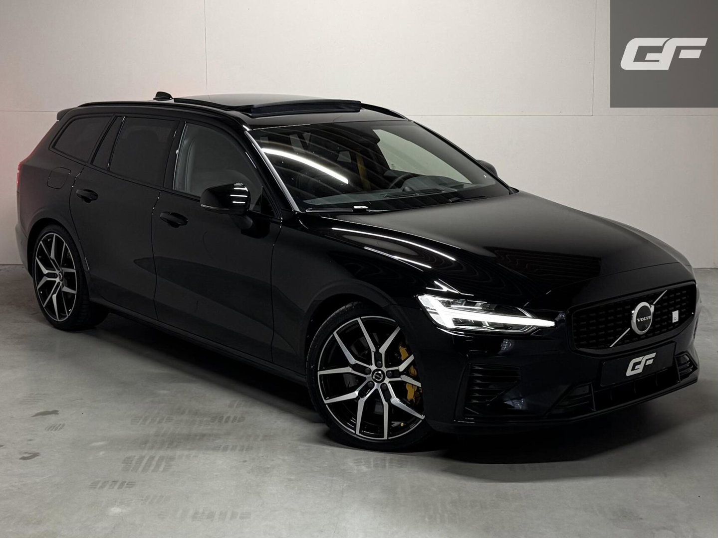 Volvo V60 2.0 T8 Plug-in hybrid AWD Polestar Engineered B&W