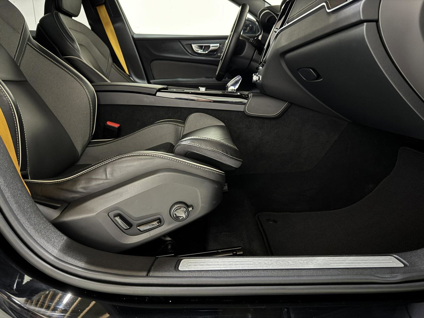 Volvo V60 2.0 T8 Plug-in hybrid AWD Polestar Engineered B&W