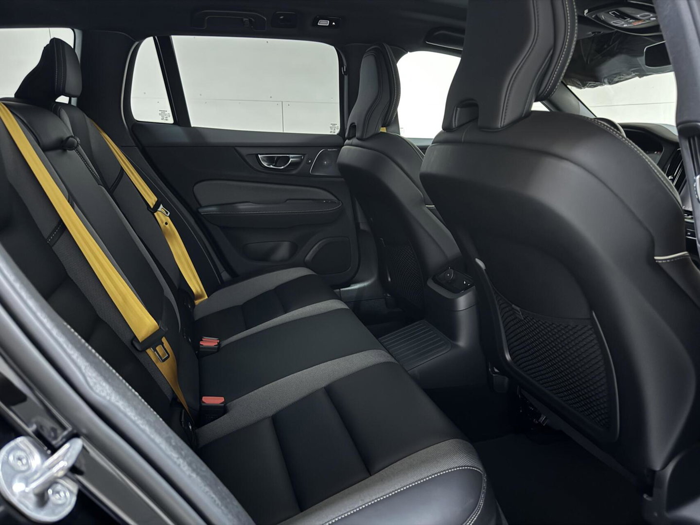 Volvo V60 2.0 T8 Plug-in hybrid AWD Polestar Engineered B&W