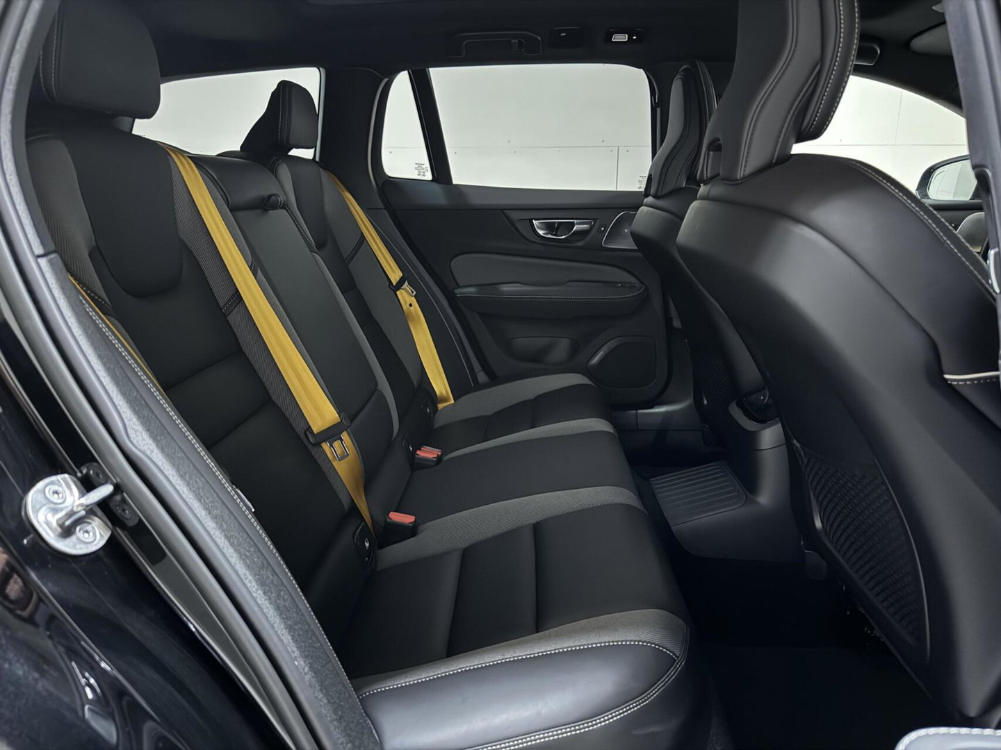 Volvo V60 2.0 T8 Plug-in hybrid AWD Polestar Engineered B&W