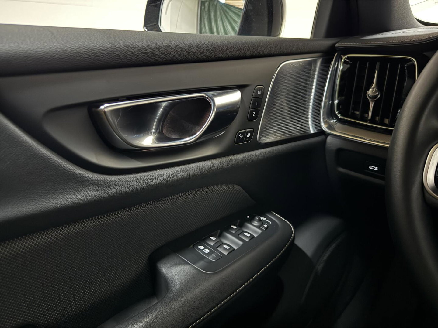 Volvo V60 2.0 T8 Plug-in hybrid AWD Polestar Engineered B&W