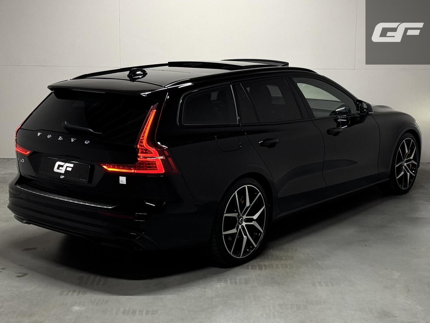 Volvo V60 2.0 T8 Plug-in hybrid AWD Polestar Engineered B&W