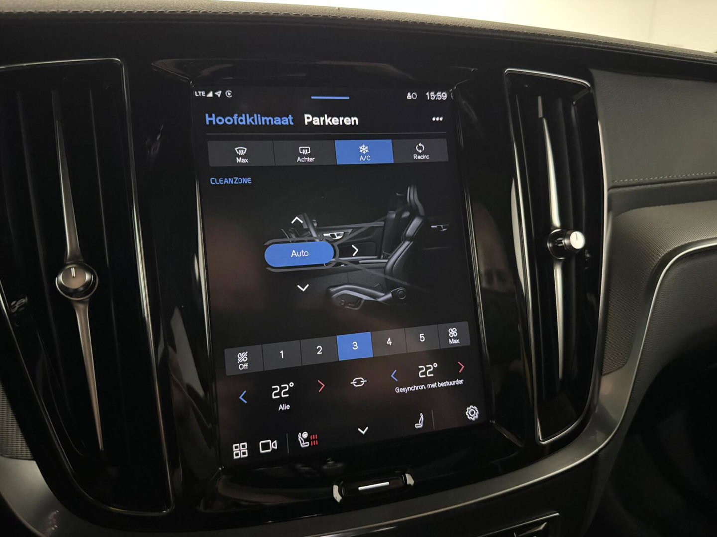 Volvo V60 2.0 T8 Plug-in hybrid AWD Polestar Engineered B&W