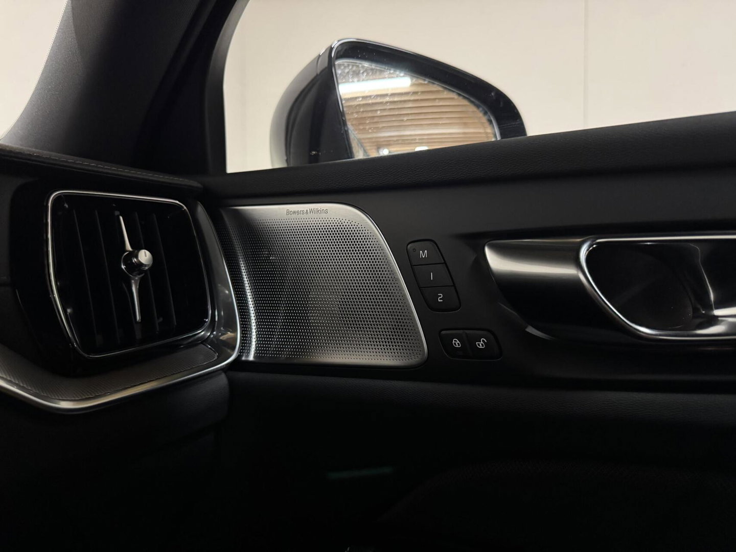Volvo V60 2.0 T8 Plug-in hybrid AWD Polestar Engineered B&W
