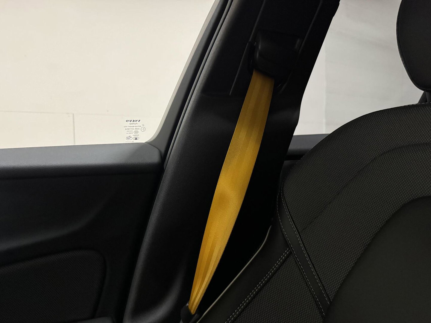 Volvo V60 2.0 T8 Plug-in hybrid AWD Polestar Engineered B&W