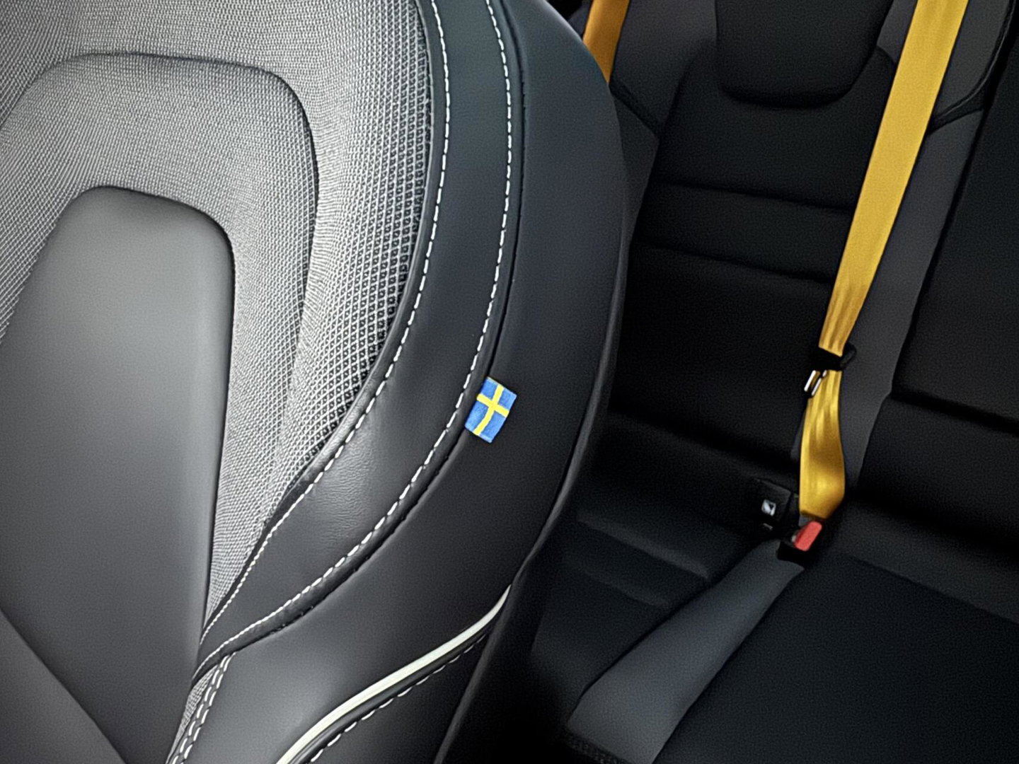 Volvo V60 2.0 T8 Plug-in hybrid AWD Polestar Engineered B&W