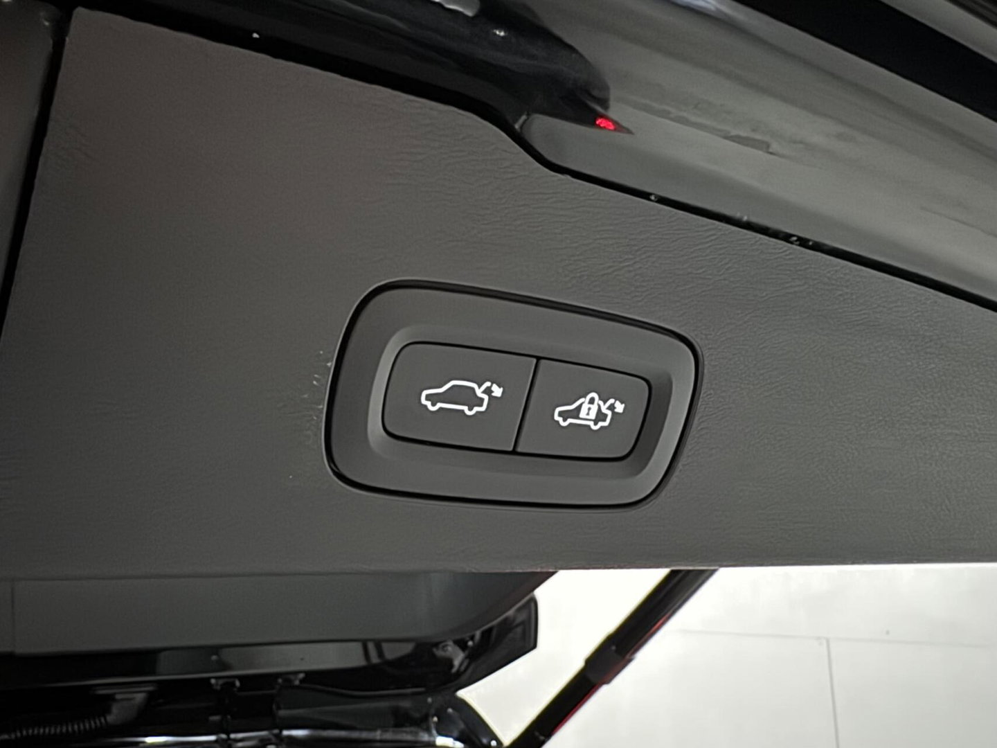 Volvo V60 2.0 T8 Plug-in hybrid AWD Polestar Engineered B&W