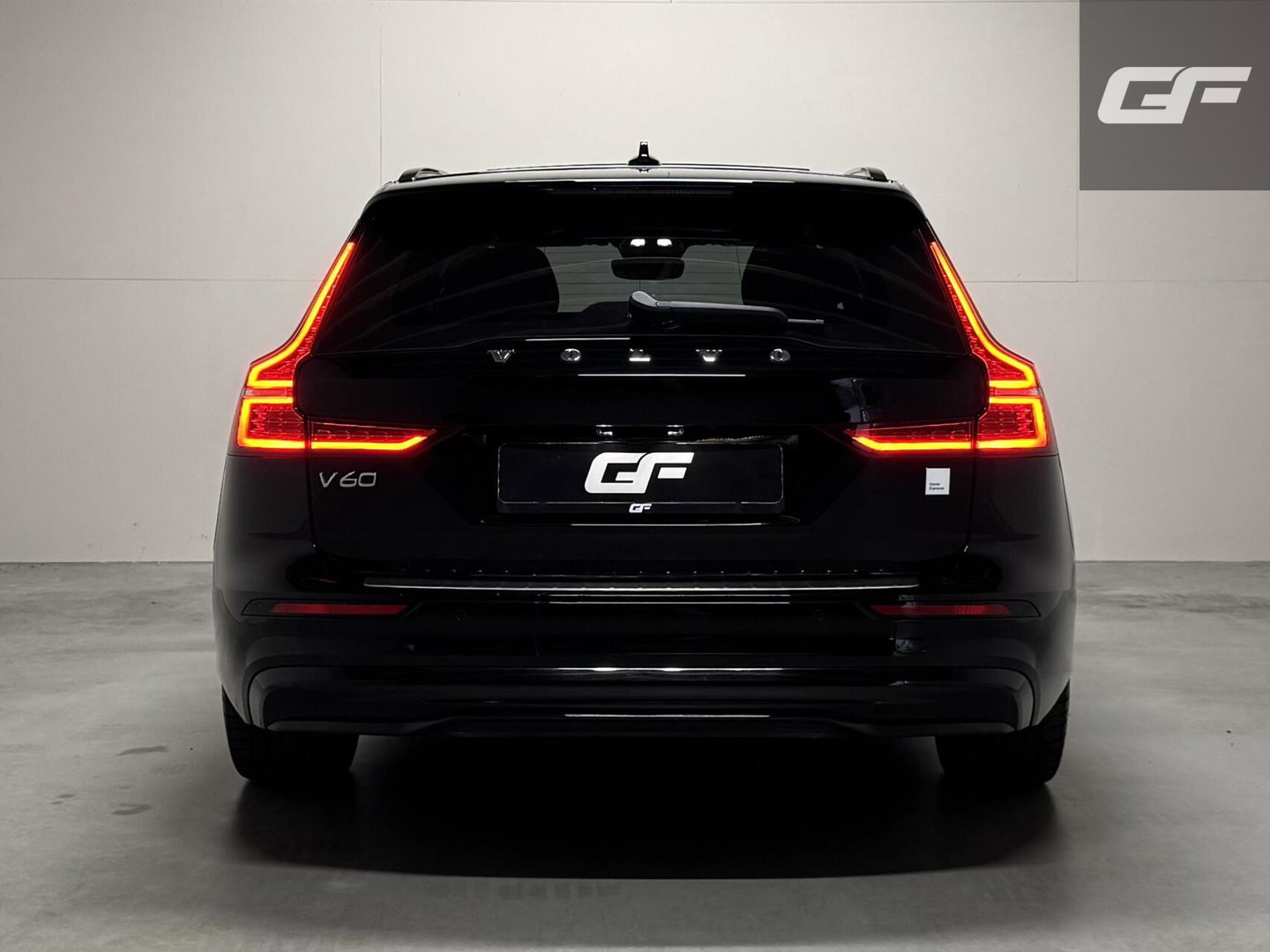 Volvo V60 2.0 T8 Plug-in hybrid AWD Polestar Engineered B&W