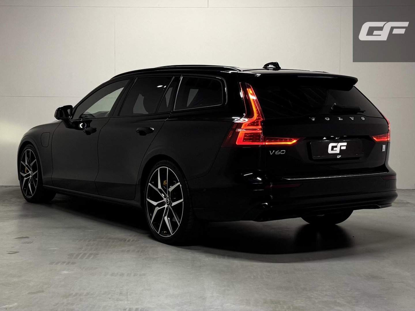 Volvo V60 2.0 T8 Plug-in hybrid AWD Polestar Engineered B&W
