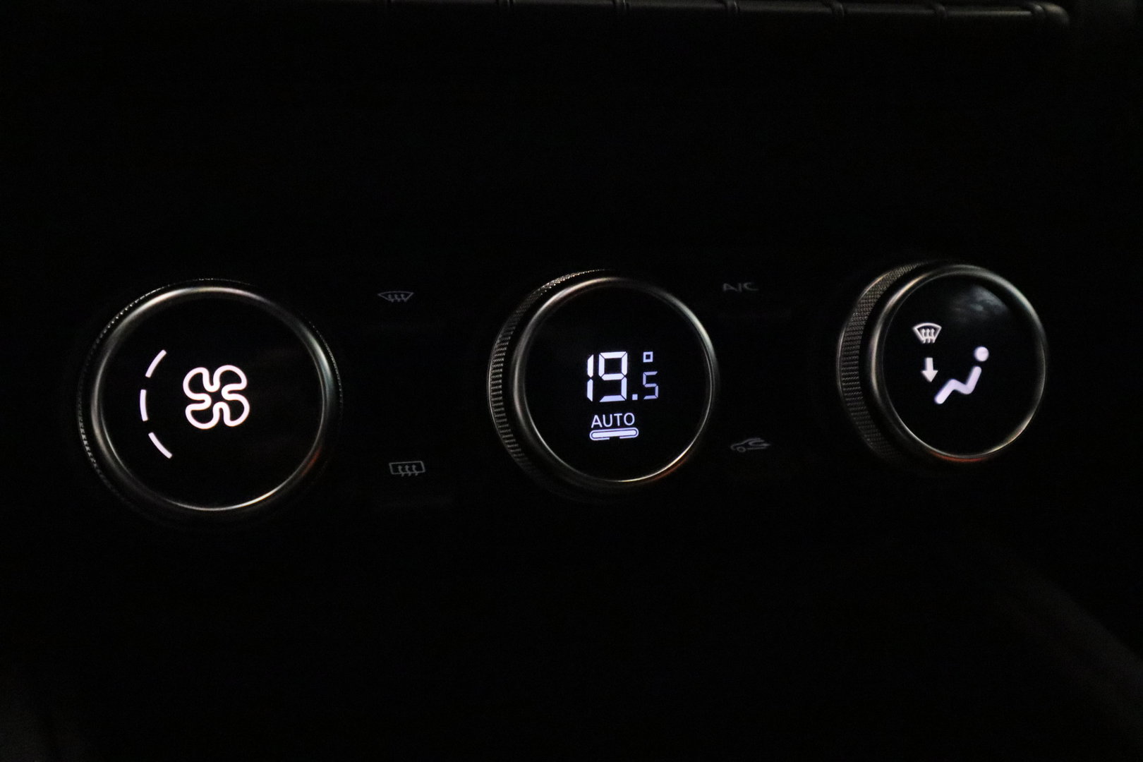 Renault Captur 1.6 E-Tech full hybrid 145 E-Tech engineered ACC PDC Navi Stoelverwarming 360 Camera NAP! 24 Maanden garantie* (Vraag naar de voorwaarden)
