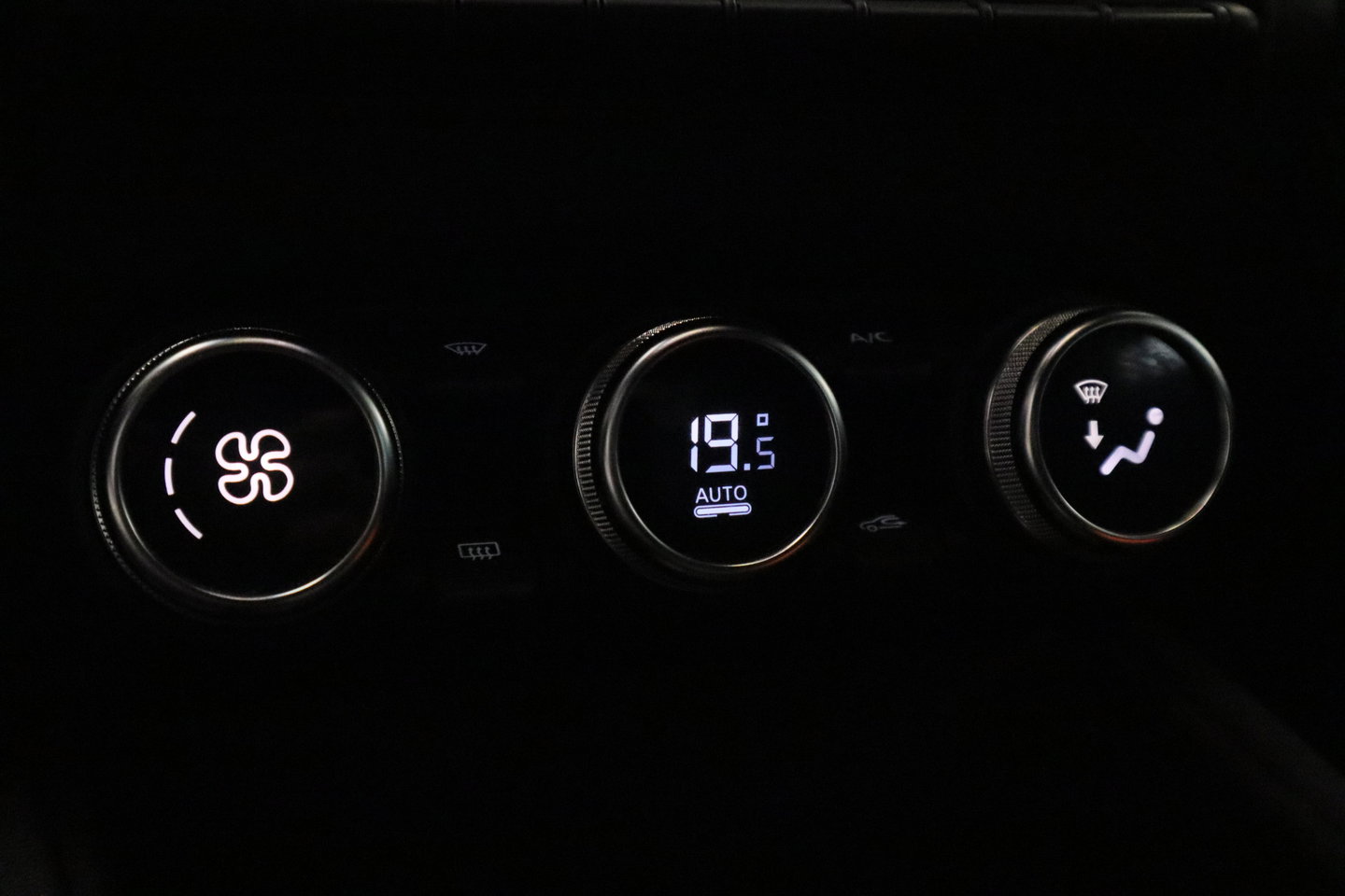 Renault Captur 1.6 E-Tech full hybrid 145 E-Tech engineered ACC PDC Navi Stoelverwarming 360 Camera NAP! 24 Maanden garantie* (Vraag naar de voorwaarden)