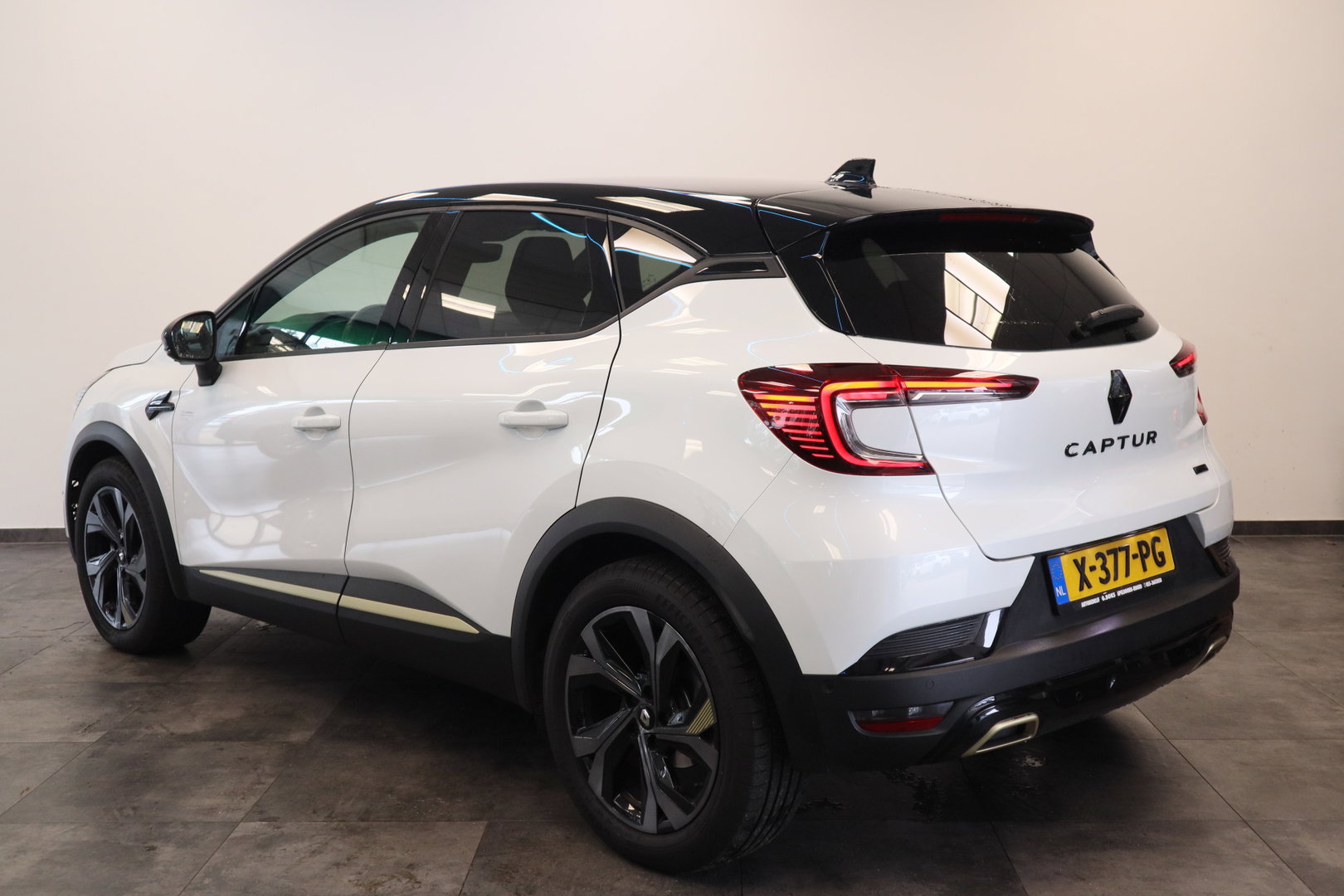 Renault Captur 1.6 E-Tech full hybrid 145 E-Tech engineered ACC PDC Navi Stoelverwarming 360 Camera NAP! 24 Maanden garantie* (Vraag naar de voorwaarden)