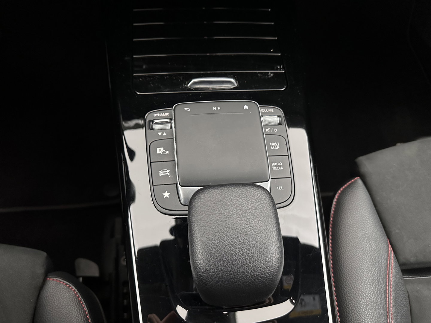 Mercedes-Benz CLA-Klasse Shooting Brake 200 Business Solution AMG (INCL.BTW) Aut. *LEATHER-MICROFIBRE | FULL-LED | HEATED-SPORTSEATS | DIGI-COCKPIT | DAB+ | NAVI-FULLMAP | CAMERA | PRIVACYGLASS | SHIFT-PADDLES | 18''ALU*