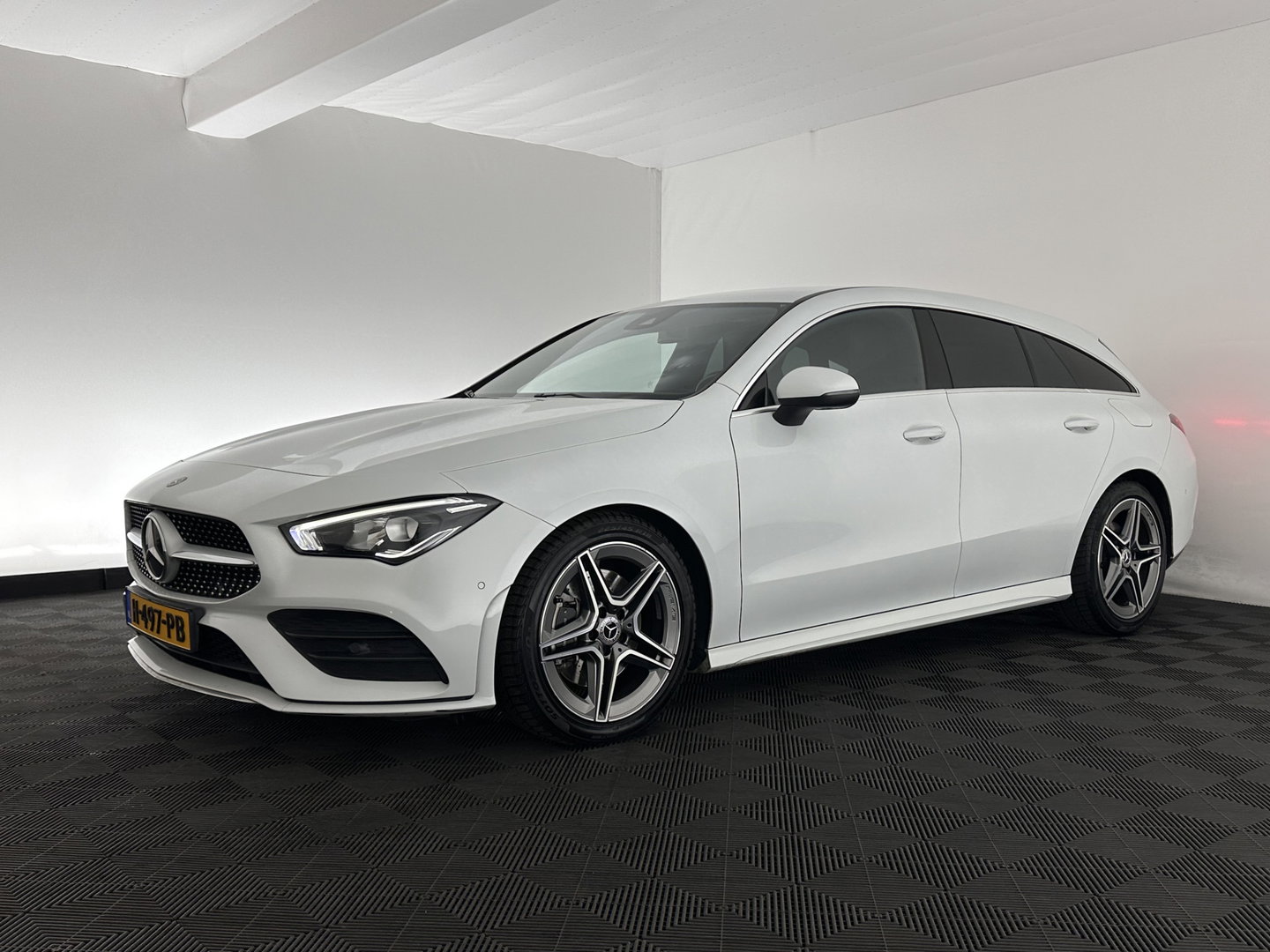 Mercedes-Benz CLA-Klasse Shooting Brake 200 Business Solution AMG (INCL.BTW) Aut. *LEATHER-MICROFIBRE | FULL-LED | HEATED-SPORTSEATS | DIGI-COCKPIT | DAB+ | NAVI-FULLMAP | CAMERA | PRIVACYGLASS | SHIFT-PADDLES | 18''ALU*