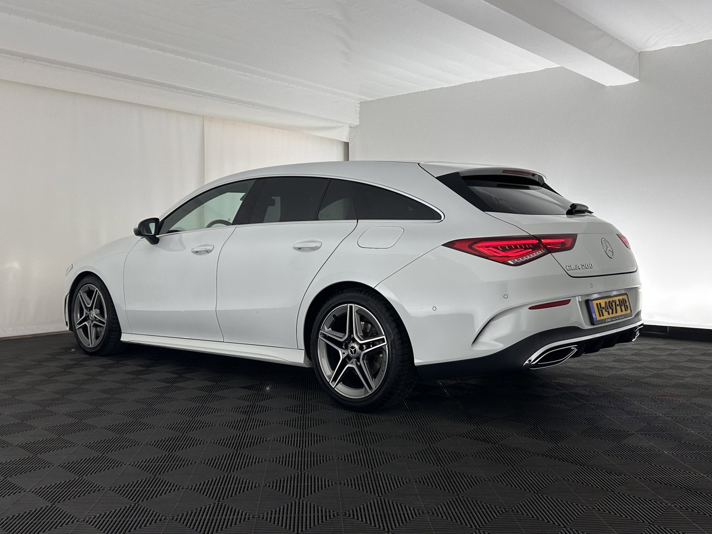 Mercedes-Benz CLA-Klasse Shooting Brake 200 Business Solution AMG (INCL.BTW) Aut. *LEATHER-MICROFIBRE | FULL-LED | HEATED-SPORTSEATS | DIGI-COCKPIT | DAB+ | NAVI-FULLMAP | CAMERA | PRIVACYGLASS | SHIFT-PADDLES | 18''ALU*