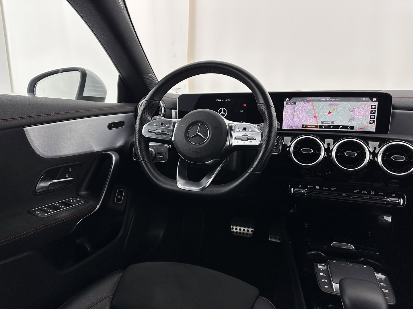 Mercedes-Benz CLA-Klasse Shooting Brake 200 Business Solution AMG (INCL.BTW) Aut. *LEATHER-MICROFIBRE | FULL-LED | HEATED-SPORTSEATS | DIGI-COCKPIT | DAB+ | NAVI-FULLMAP | CAMERA | PRIVACYGLASS | SHIFT-PADDLES | 18''ALU*