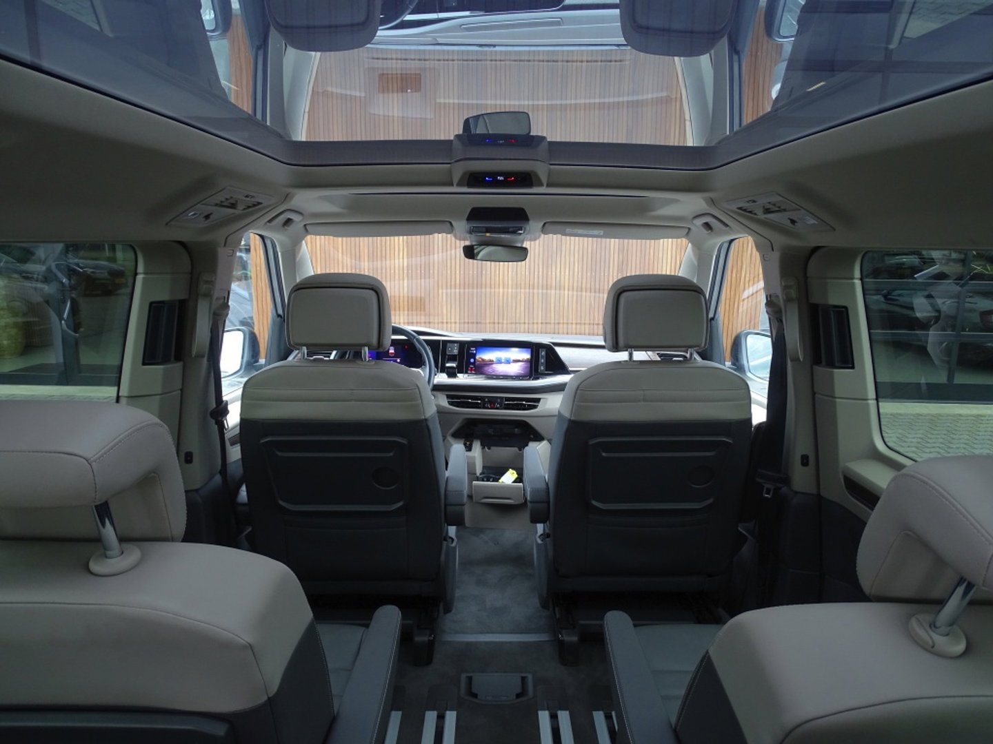 Volkswagen Multivan eHybrid 218PK / IQ-light / VIP 7- pers / 360°