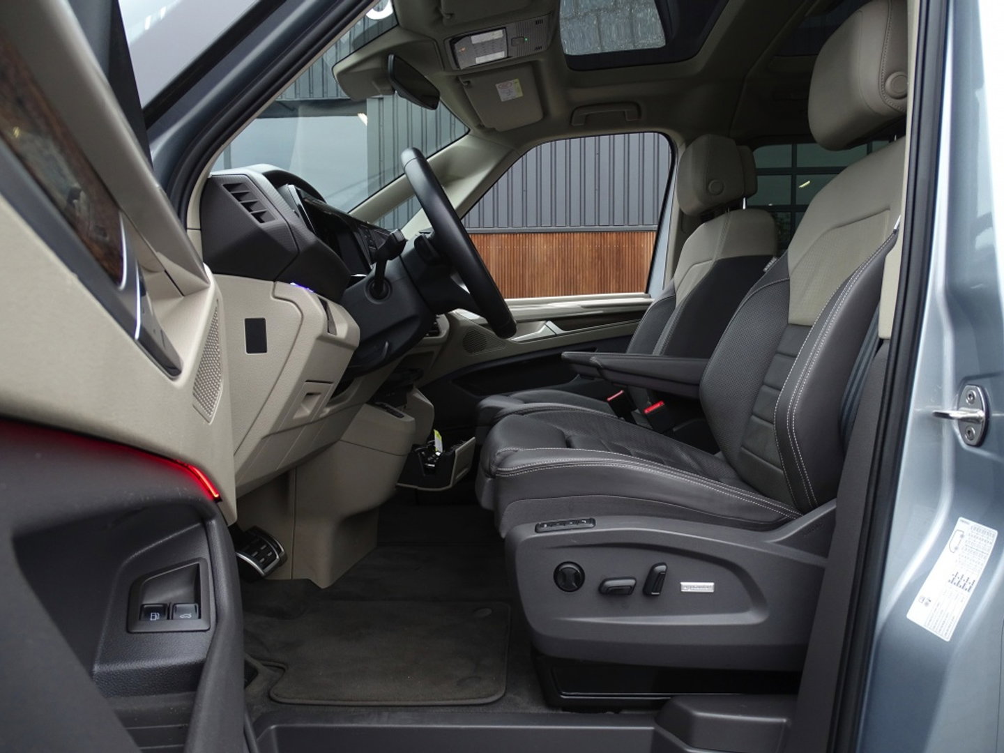 Volkswagen Multivan eHybrid 218PK / IQ-light / VIP 7- pers / 360°