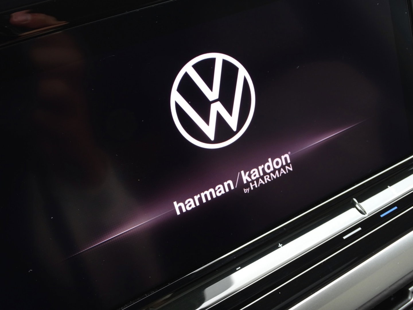 Volkswagen Multivan eHybrid 218PK / IQ-light / VIP 7- pers / 360°