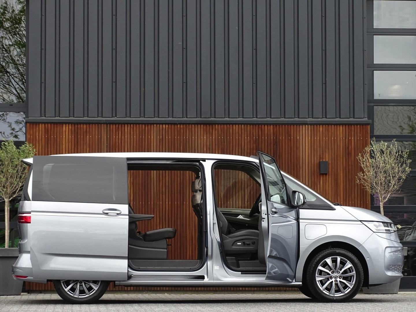 Volkswagen Multivan eHybrid 218PK / IQ-light / VIP 7- pers / 360°