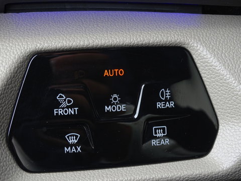 Volkswagen Multivan eHybrid 218PK / IQ-light / VIP 7- pers / 360°