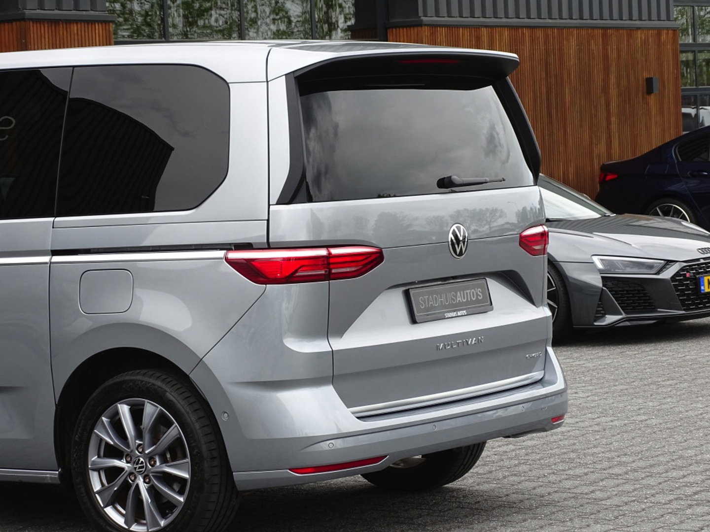 Volkswagen Multivan eHybrid 218PK / IQ-light / VIP 7- pers / 360°