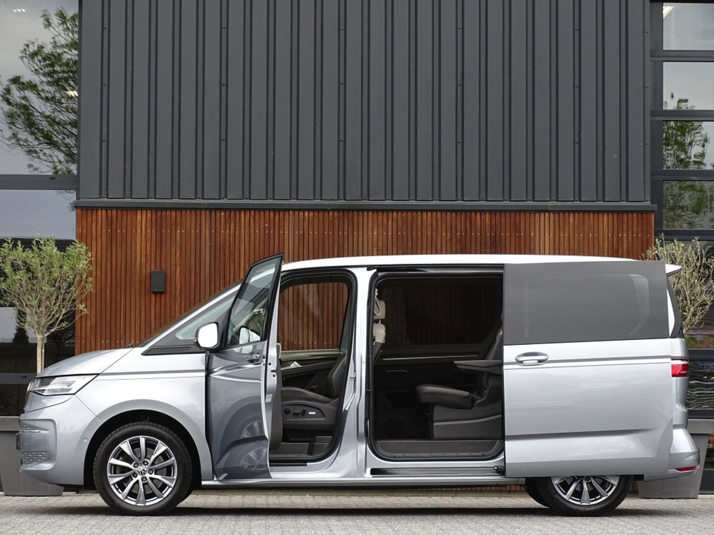 Volkswagen Multivan eHybrid 218PK / IQ-light / VIP 7- pers / 360°